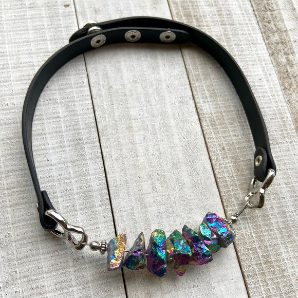 Druzy quartz choker . Rainbow iridescent druzy crystal quartz leather choker - Picture 3 of 12